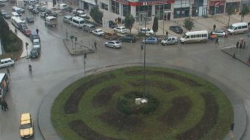 Adliye Kavşağı'nın Trafiğe A&ccedil;ılması İsteniyor