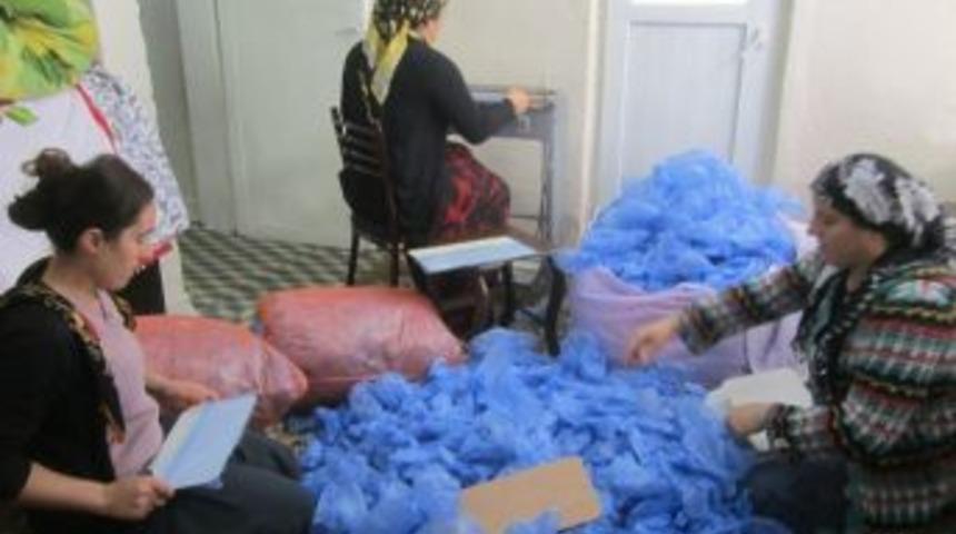 Kız Kardeşin Galoş Üretimi