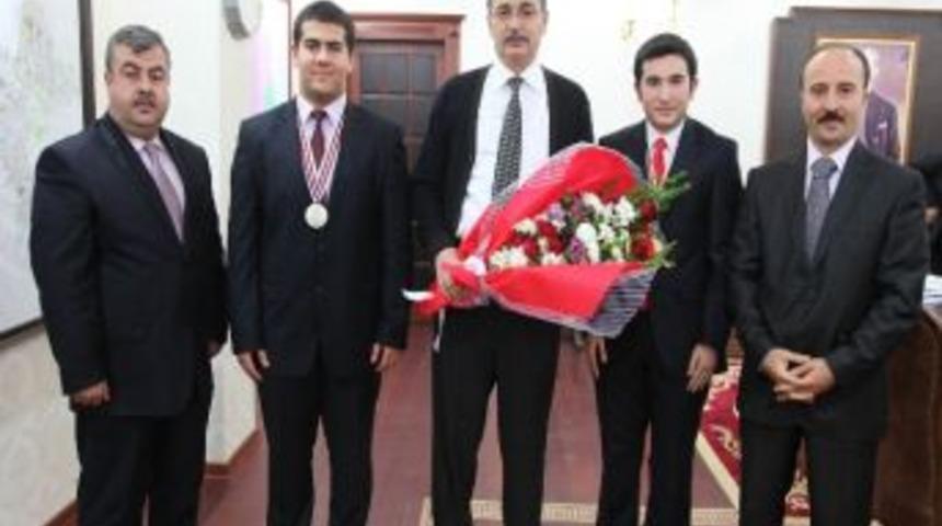 Vali G&uuml;ven&ccedil;, Bilim Olimpiyatlarında Madalya Alan &Ouml;ğrencileri Kabul Etti