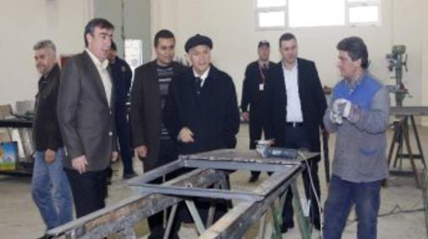 Yenimahalle Belediye Başkanı Yaşar, At&ouml;lyeleri Gezdi