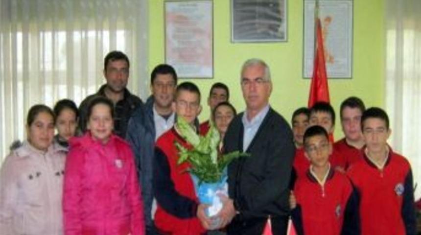 &Ouml;ğrencilerin S&uuml;rprizi Muhtarın G&ouml;zlerini Doldurdu