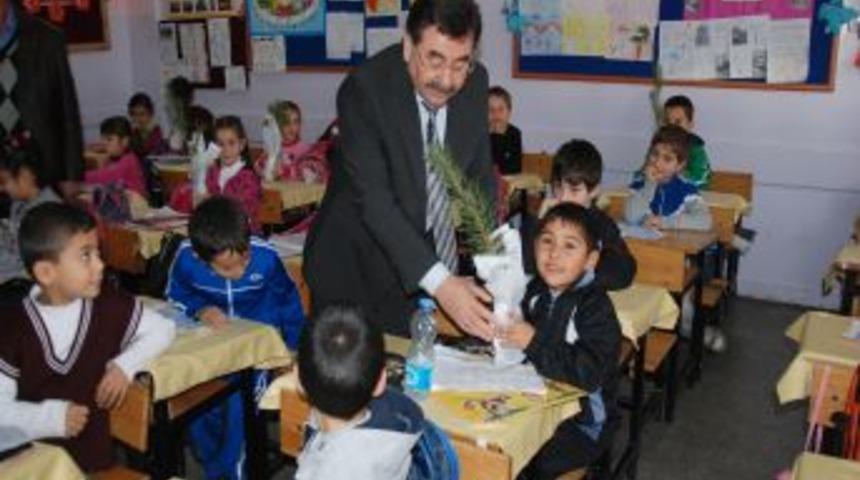 G&ouml;lbaşı'nda Miniklere 5 Bin Fidan Dağıtıldı