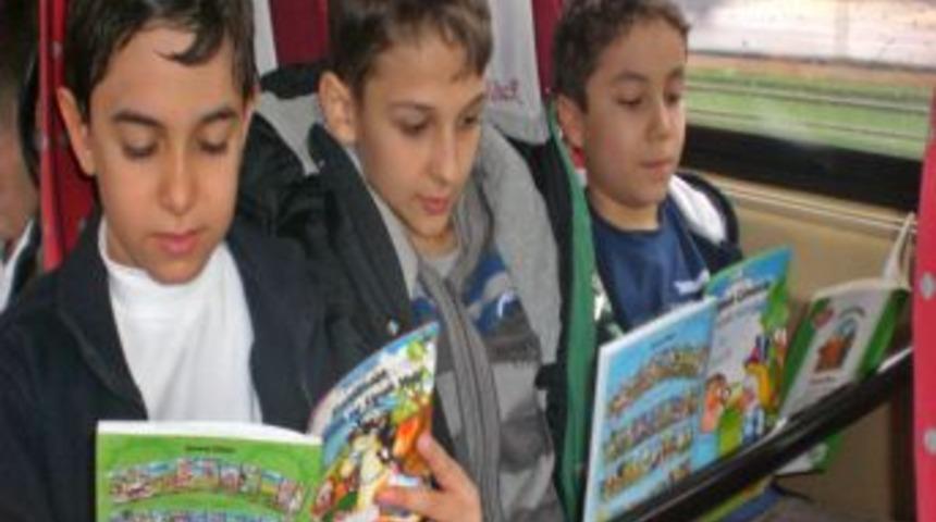 Cahit Nakıpoğlu Koleji &Ouml;ğrencileri Her Yerde Kitap Okuyor