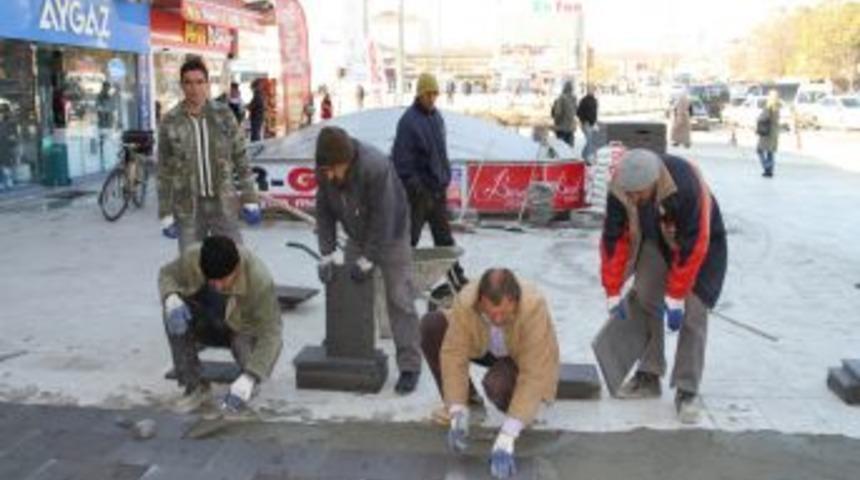 Erzincan Belediyesi, Kaldırım Kaplama &Ccedil;alışmalarına Devam Ediyor