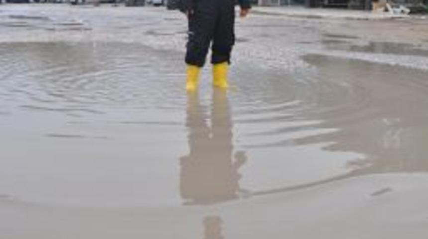 Yollardaki Su Birikintisi Esnafı Olumsuz Etkiliyor