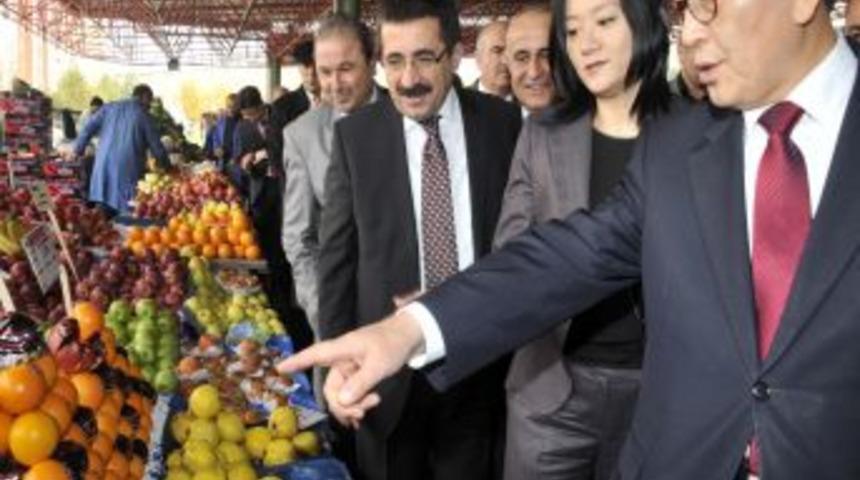 G&uuml;ney Koreli Bakan, &Ccedil;ayyolu Semt Pazarı'nı Gezdi Ve Beğendi