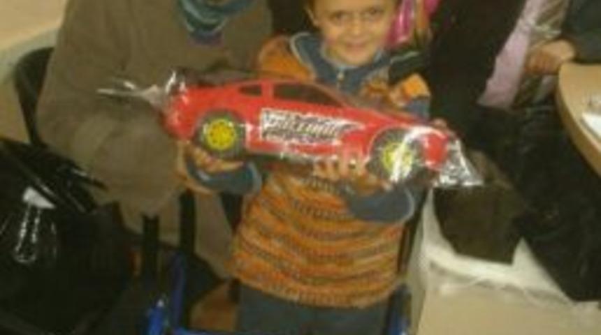 Minik Polat Kırmızı Arabasına Kavuştu