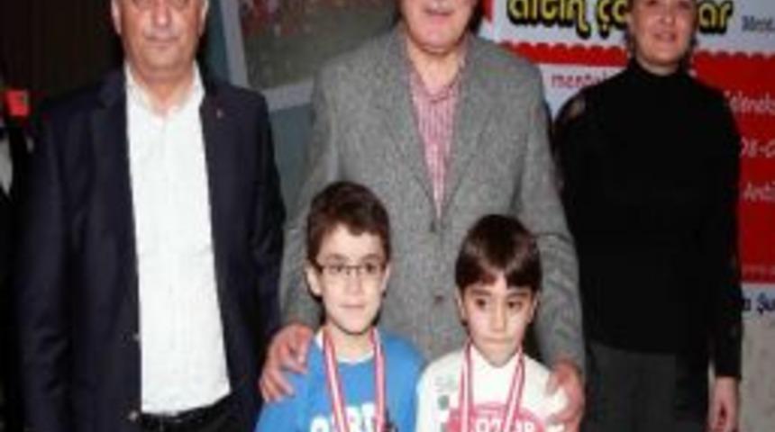 Satran&ccedil; Ustaları &Ouml;d&uuml;llerini Başkan'ın Elinden Aldı