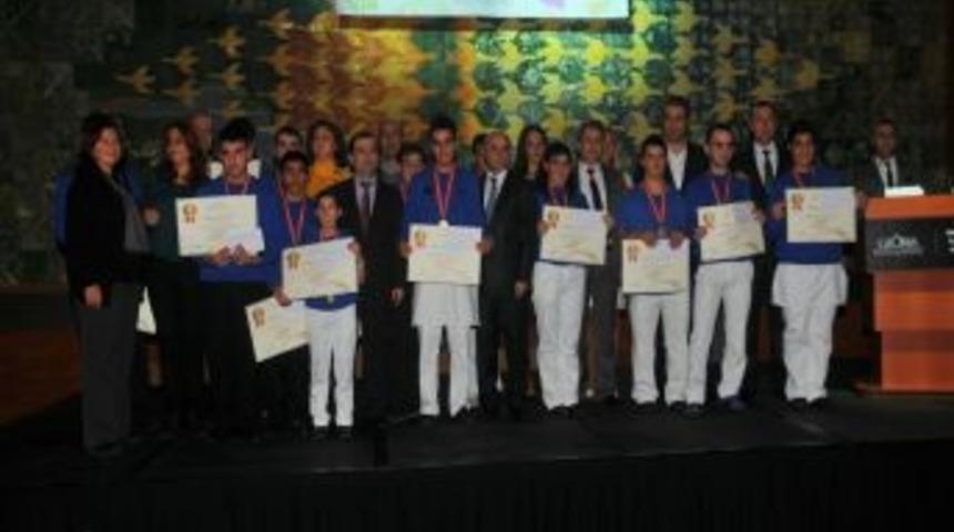 Down Sendromlu Otel Personeli &Ouml;d&uuml;llendirildi