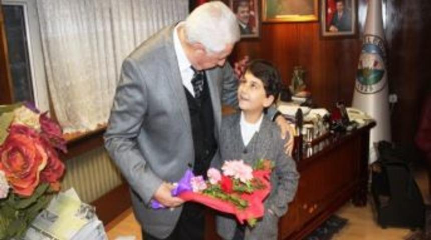 İlkokul &Ouml;ğrencisinden Başkan Dede&rsquo;ye Ziyaret