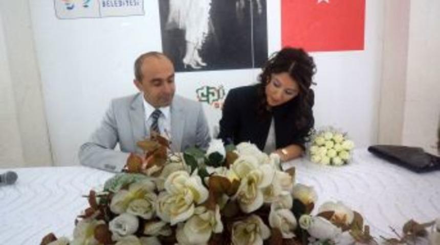 Kuşadası&rsquo;nda Bug&uuml;n 10 Dakikada Bir Nikah Kıyılıyor