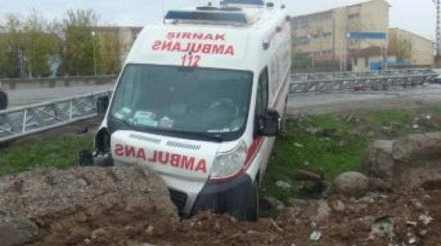 Silopi&rsquo;de 112 Ambulansı Kaza Yaptı