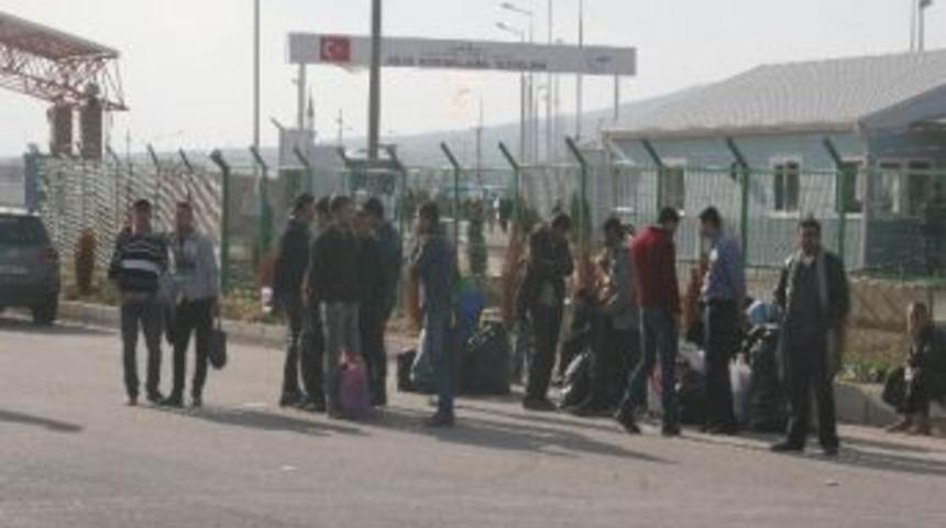 Askerlik &Ccedil;ağına Gelen Suriyeli Gen&ccedil;ler, Esad'ın Ordusuna Katılmak İstemiyor