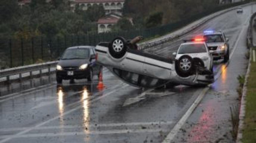 Alanya'da Kontrolden &Ccedil;ıkan Oto Takla Attı, S&uuml;r&uuml;c&uuml;n&uuml;n Burnu Bile Kanamdı