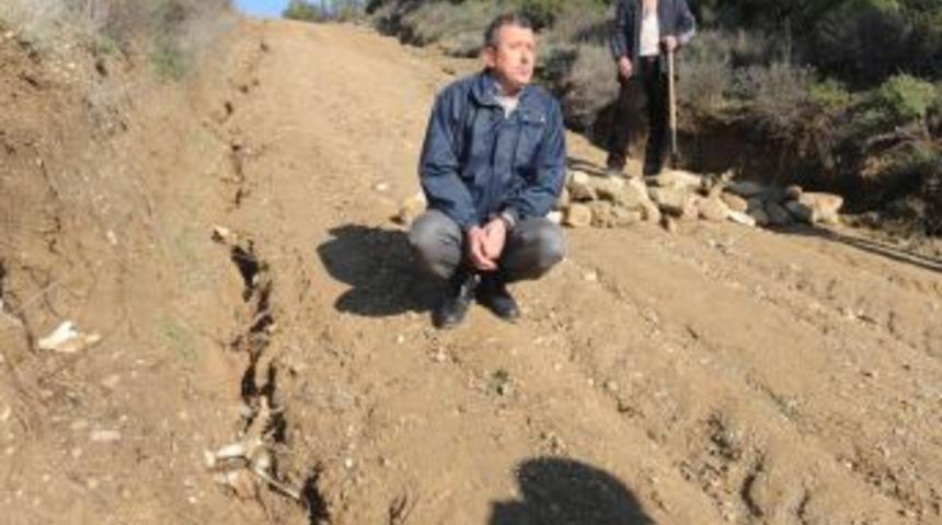 Yağmurda Ortaya &Ccedil;ıkan Şehit Kemiklerinin &Uuml;st&uuml; &Ouml;rt&uuml;ld&uuml;