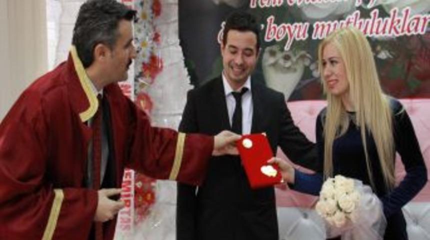 G&ouml;r&uuml;c&uuml; Usul&uuml; Tanışan &Ccedil;ift, Saat 12.12.'de Evlendi