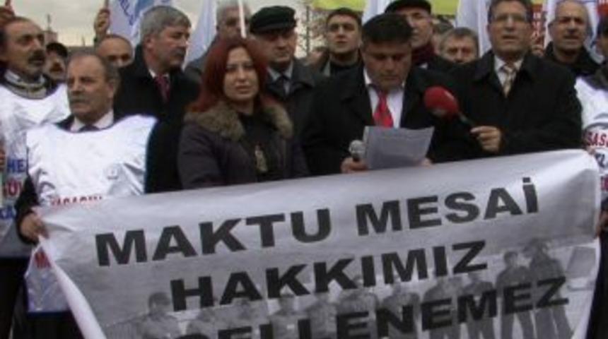 Meclis &Ouml;n&uuml;nde Belediye &Ccedil;alışanlarından B&uuml;t&ccedil;e Protestosu