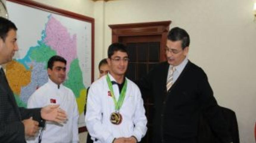 Vali G&uuml;ven&ccedil;, D&uuml;nya &Uuml;&ccedil;&uuml;nc&uuml;s&uuml;n&uuml; Kabul Etti