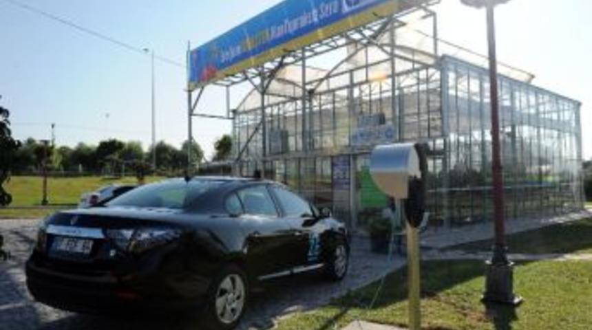 Başkan Akaydın&rsquo;ın Elektrikli Makam Aracının Şarjı G&uuml;neşten