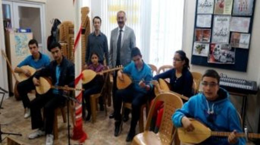 Sarıg&ouml;l Belediyesi&rsquo;nden M&uuml;zik Enstr&uuml;manı Yardımı