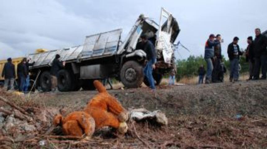Kamyon, şarampole devrildi: 2 &ouml;l&uuml;, 1 yaralı