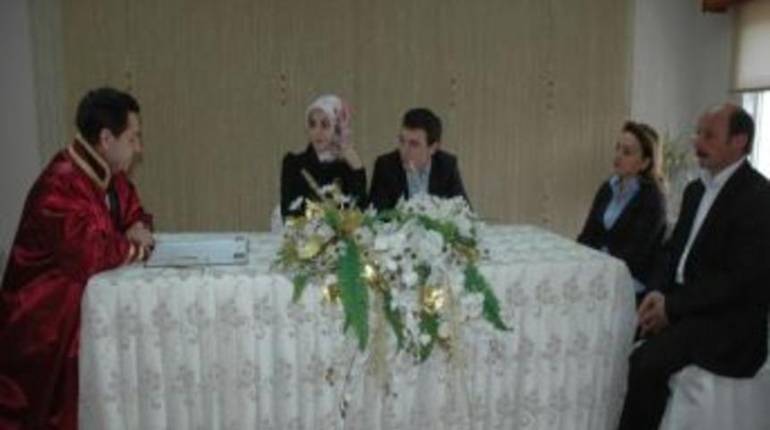 Nikah Tarihlerini Unutulmaz Yapmak İ&ccedil;in Sıraya Girdiler