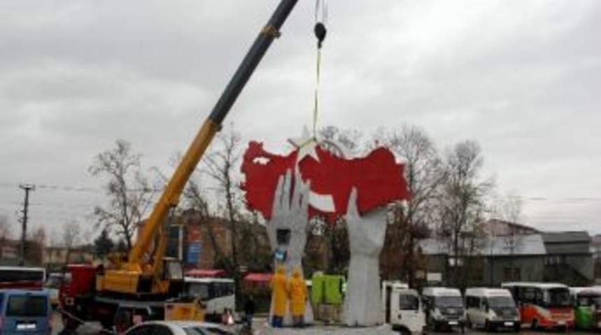 Belediye Ay Yıldızlı T&uuml;rkiye Haritası Heykelini Dikti