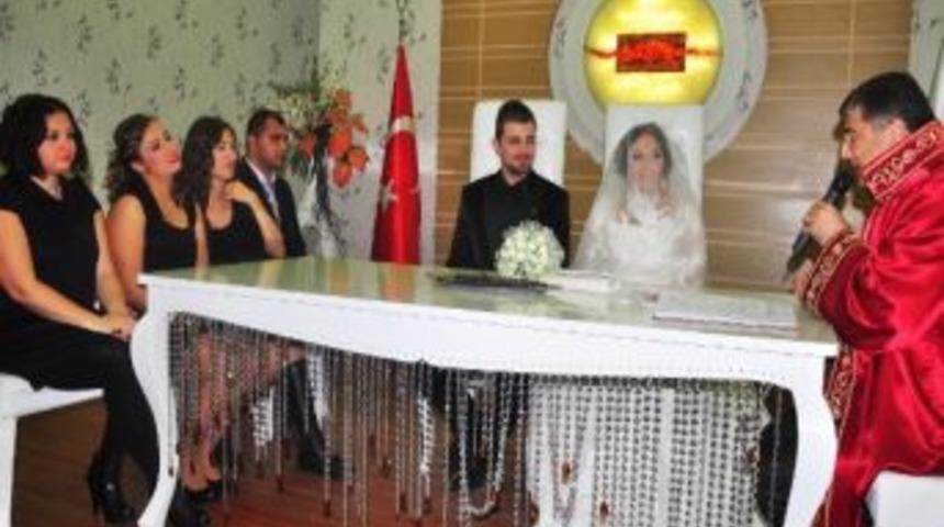 12.12.12&rsquo;de İlkokul Aşkıyla Evlendi