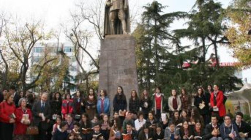 12.12.12&rsquo;de Saat 12.12'ye Kitap Okuyarak Girdiler