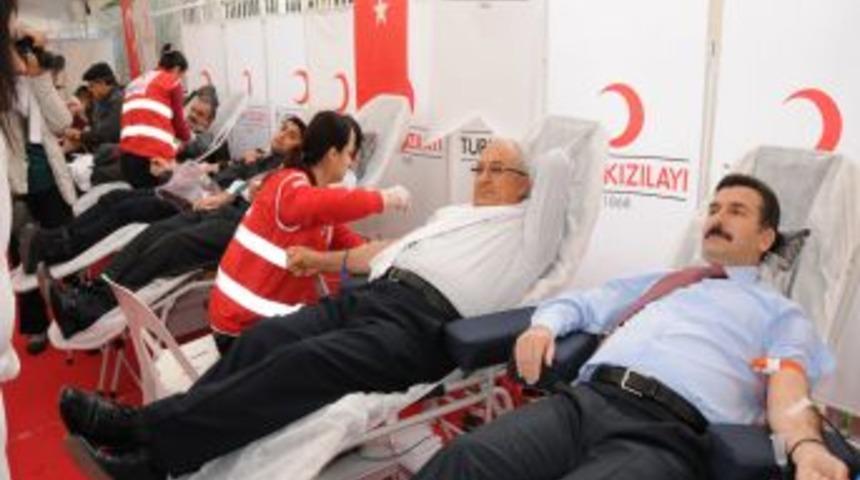 12.12.2012'de Kan Vermek I&ccedil;in Yarıştılar