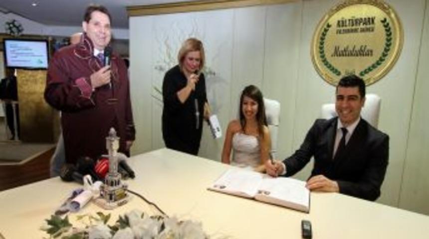 İzmir'de 12.12.2012'de Evlenmek Isteyen &Ccedil;iftler Nikah Dairelerine Koştu