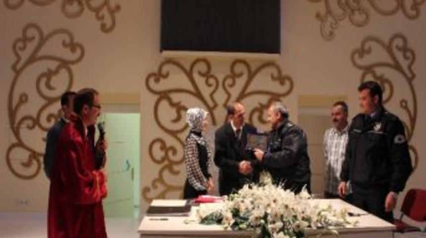 Nikah Masasında &Uuml;niformalı Polisler