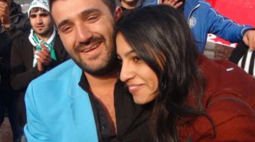 Taksim Meydanı&rsquo;nda Pankartlı Evlenme Teklifi