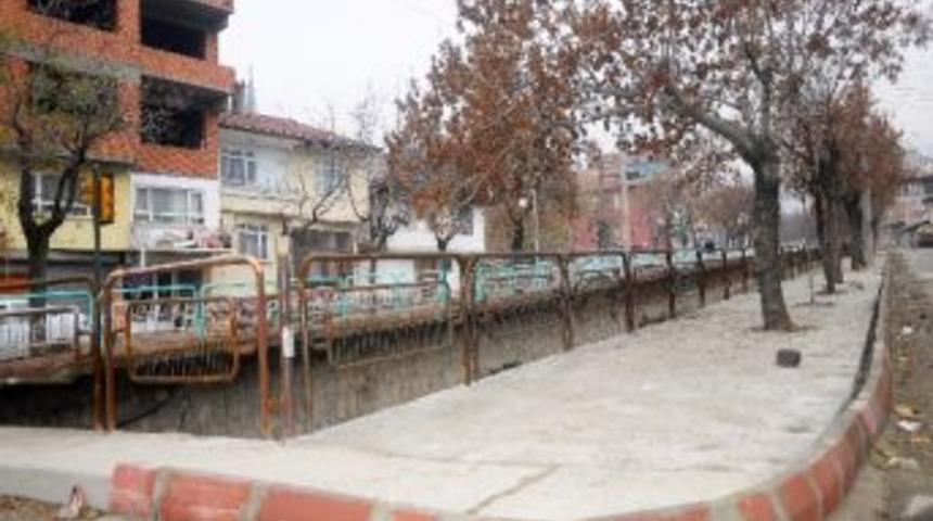 Tosya&rsquo;da Konsol Ve Yaya Kaldırımı &Ccedil;alışmaları Devam Ediyor