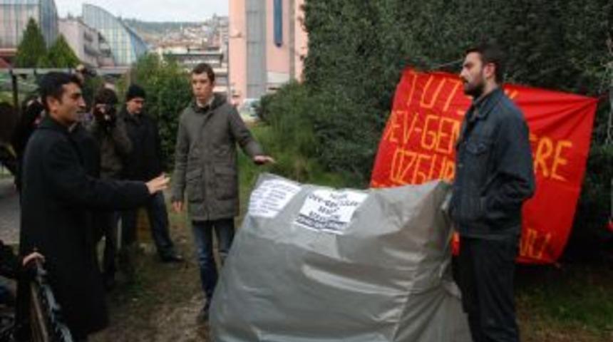 3 G&uuml;nd&uuml;r Izinsiz G&ouml;steri Yapıyorlar