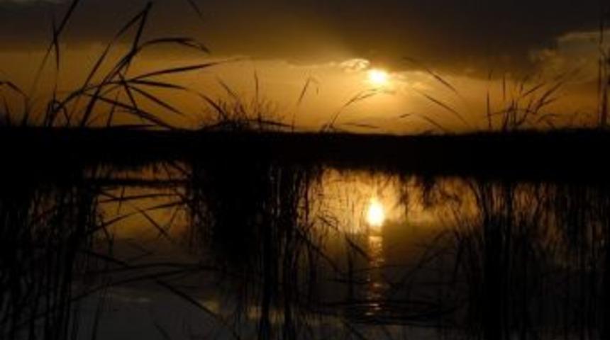 Bolvadin Eber G&ouml;l&uuml;'nde G&uuml;n Batımı B&uuml;y&uuml;l&uuml;yor