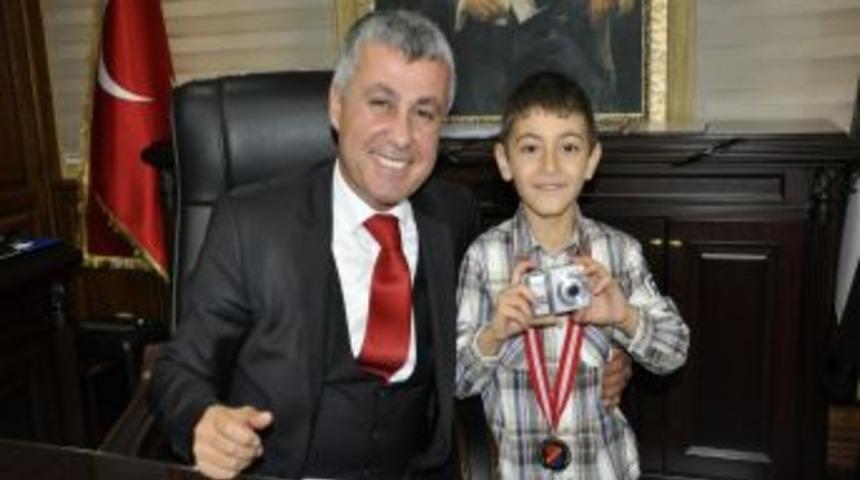 S&ouml;zen, Satran&ccedil; Il Birincisi &Ouml;ğrenciye Fotoğraf Makinası Hediye Etti