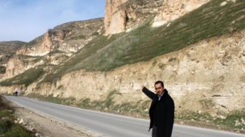 Kelaynak Yolunda Kayalar Tehlike Sa&ccedil;ıyor