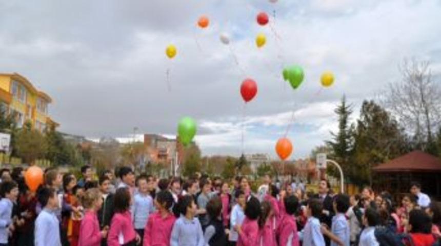 12.12'de G&ouml;ky&uuml;z&uuml;ne Mevlana'nın S&ouml;zlerinin Yazılı Olduğu Balonları Bıraktılar