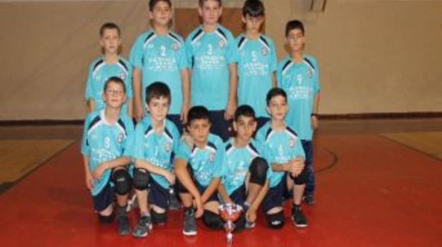 Yalova K&uuml;&ccedil;&uuml;k Kız Erkek Voleybol M&uuml;sabakaları Yapıldı