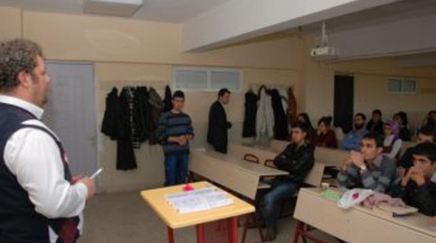 &Uuml;niversite &ouml;ğrencilerine gazetecilik dersi