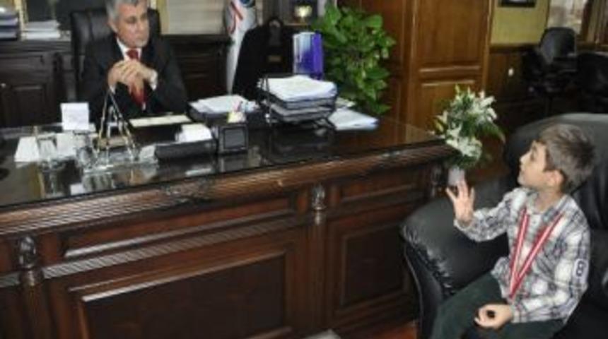 Minik Satran&ccedil; Şampiyonuna S&ouml;zen'den Fotoğraf Makinası