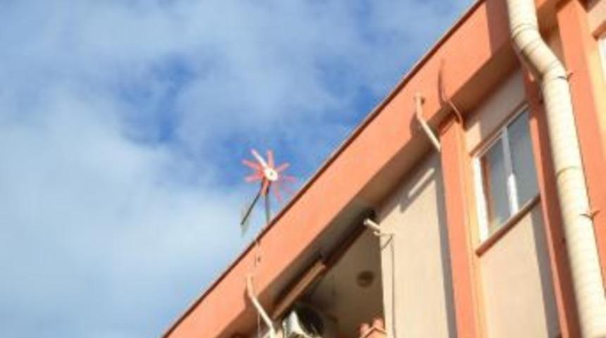 Kendi Elektriğini, Kendisi &Uuml;retiyor