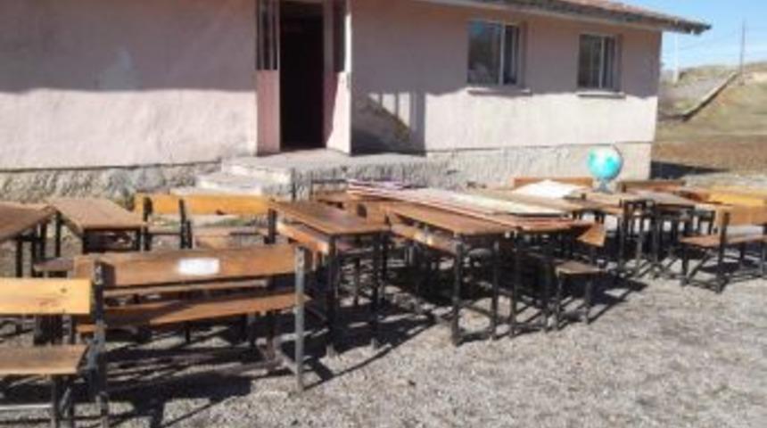 Ellerine Fır&ccedil;a Alan &Uuml;niversite &Ouml;ğrencileri, G&ouml;rev Yapacakları Okullarını Pırıl Pırıl Yaptılar