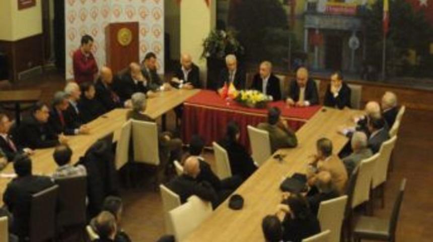 Başkan &Uuml;nal Aysal Galatasaraylılar Derneği'ndeydi