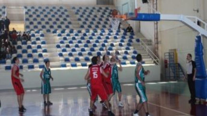 Liselerde Basketbol Heyecanı Tire&rsquo;de S&uuml;r&uuml;yor