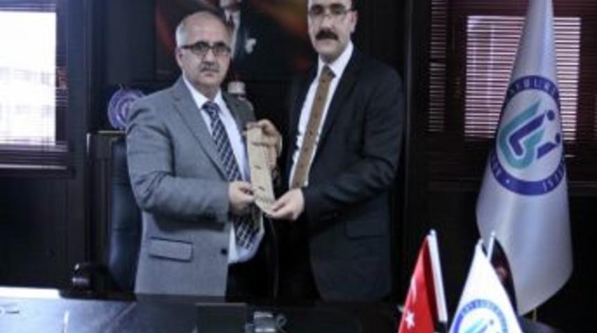 Rekt&ouml;r Budak&rsquo;a Ehram Kravat