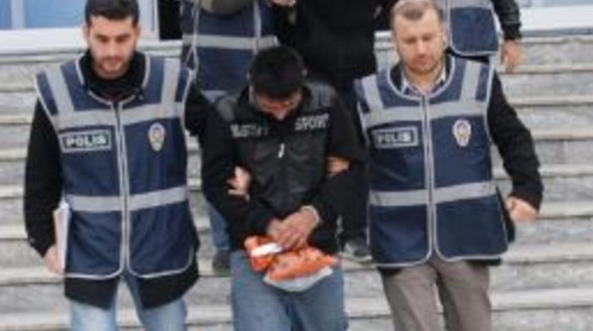 Yaşlı Vatandaş, Dolandırıcıları Adana&rsquo;da Yakalandı