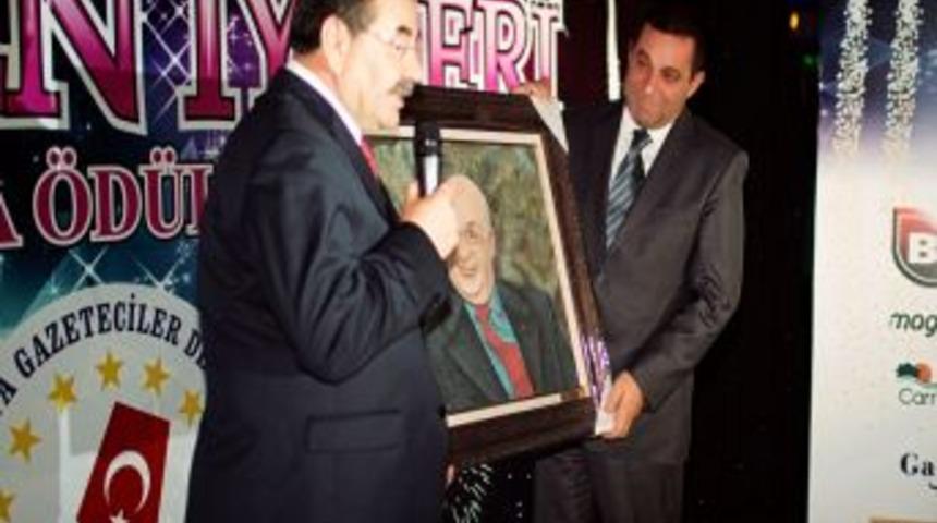 Başkan Odabaşı, Serdar Denktaş'a Babasının Tablosunu Hediye Etti