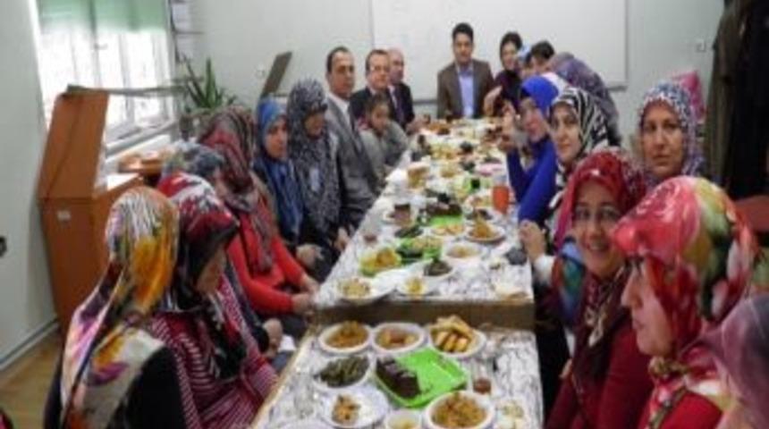 Kaymakam Sayın, Giyim Ve Nakış Kursiyerlerinin Tutum Yatırım Ve T&uuml;rk Malları Haftasını Kutladı